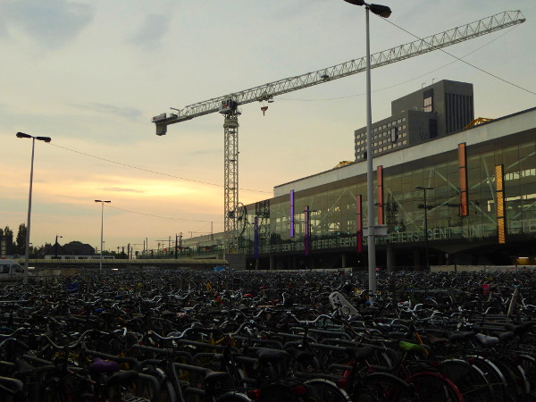 Momenteel is het Mathildeplein nog een werfzone en fietsenstalling